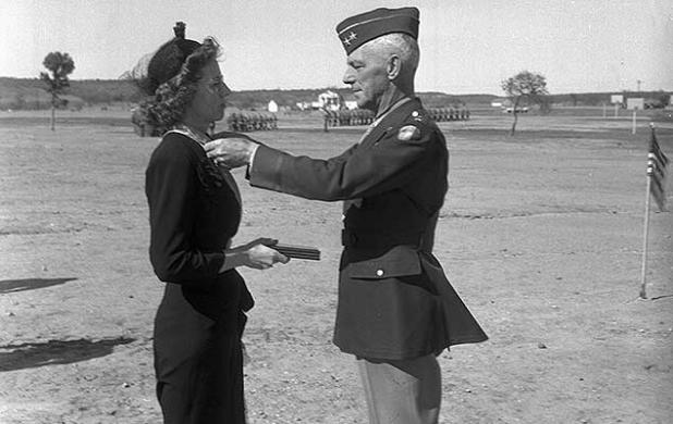 Il Mag. Gen. Bruce Magruder consegna la medaglia d'onore al sergente. La vedova di George Keathley, Inez, a Camp Wolters vicino a Mineral Wells l'11 aprile 1945. Per gentile concessione di Fort Worth Star-Telegram Collection, UTA Libraries Digital Gallery , Università del Texas ad Arlington, e incluso in conformità con il titolo 17 USC, sezione 107 .