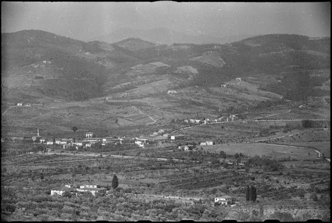Veduta in bianco e nero del paese di Cerbaia fra le colline della Val di Pesa.