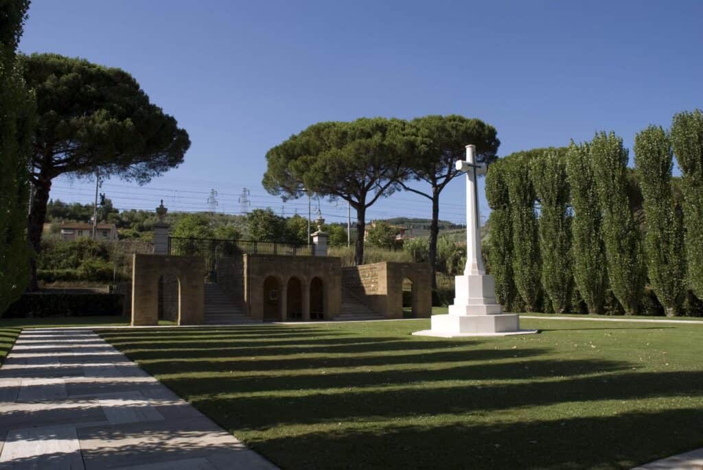 File di lapidi bianche sul prato del cimitero di guerra del Commonwealth al Girone, presso Firenze.