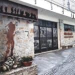 Ingresso del War Museum Gustav Line Garigliano Front a Castelforte, con il murale di un soldato sulla facciata in pietra