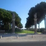 Ingresso del Minturno War Cemetery, con il viale fra i pini