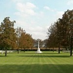 Il prato del Padua War Cemetery con la Croce del Sacrificio sullo sfondo