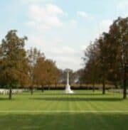 Il prato del Padua War Cemetery con la Croce del Sacrificio sullo sfondo