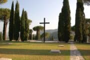 Una croce fra le tombe del Cimitero militare germanico di Cassino