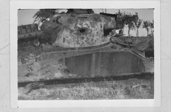 Un carro armato Sherman fermo presso San Michele, fotografato nel 1944.