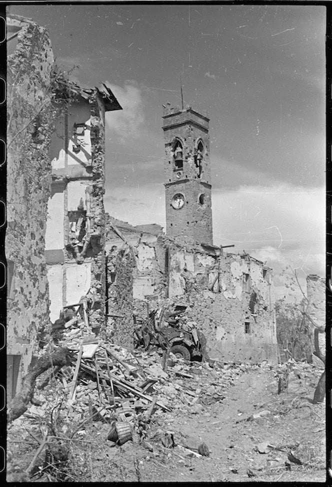 Fotografia in bianco e nero della chiesa di San Michele a Torri nell'agosto 1944, con l'edificio segnato dai combattimenti.