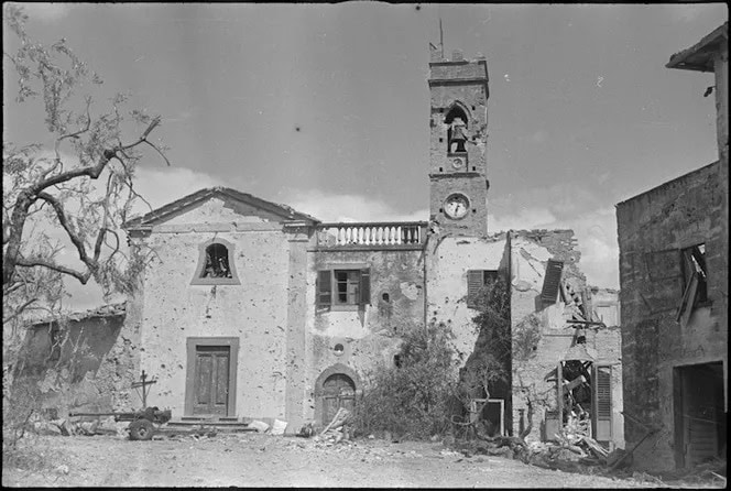 Facciata della chiesa di San Michele a Torri in una fotografia in bianco e nero dell'agosto 1944.