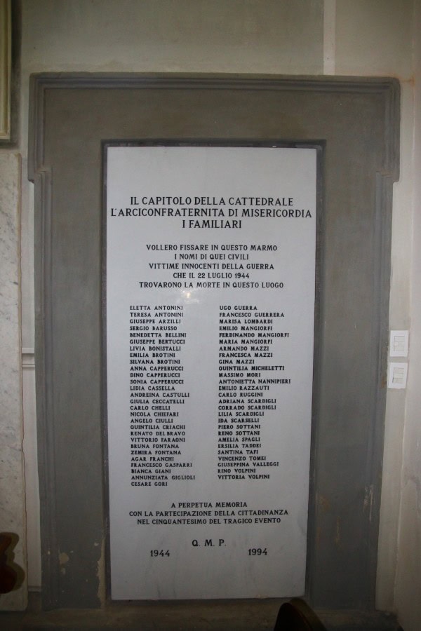 Lapide di marmo bianco in una cornice grigia, all'interno del Duomo di San Miniato, con un lungo elenco di nomi in due colonne e le date 1944 e 1994.