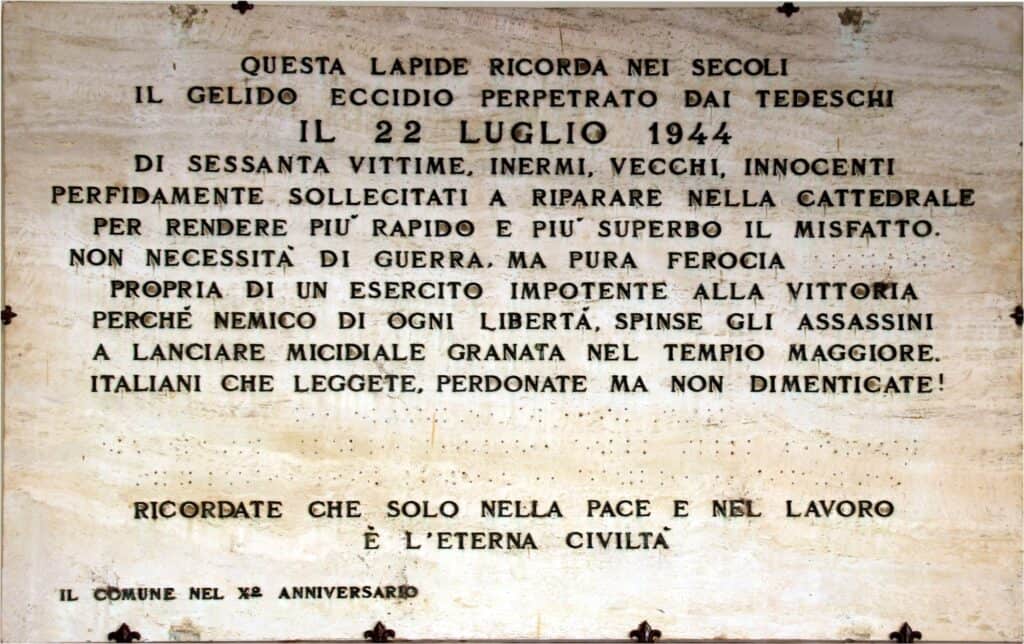 Lapide di marmo con un lungo testo in maiuscolo che ricorda l'eccidio del 22 luglio 1944 nella cattedrale di San Miniato, firmata dal Comune nel decimo anniversario.